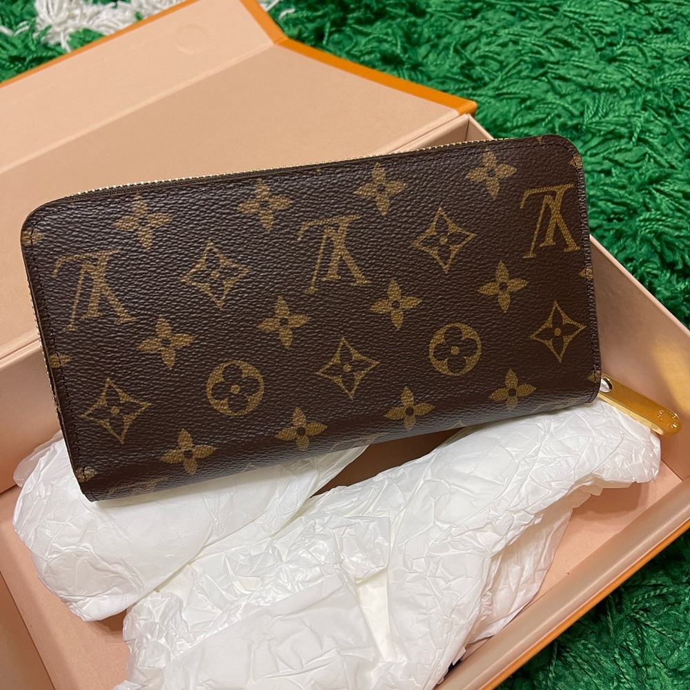 Loui Vuitton Zippy Brown Monogram Wallet